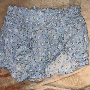 Celebrity Pink ruffle shorts. Woman’s Large, runs alittle small. never worn.